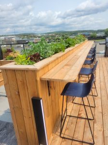 chaises sur la terrasse de VIVA Cellules d'affaires vertes